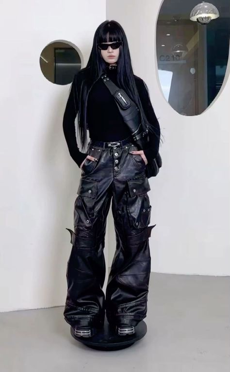 Future Minimalism Fashion, Dark Cyberpunk Outfit, Cyberpunk Outfit Futuristic, Cyberpunk Outfit Aesthetic, Metal Concert Outfit Ideas, Cyberpunk Outfit Women, Dark Futuristic Fashion, Cyberpunk Fits, Cyberpunk Aesthetic Outfit