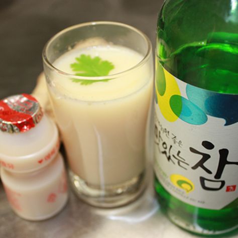 Korean Cocktails, Korean Drinks Recipe, Yakult Drink, Soju Recipes, Watermelon Soju, Soju Drinks, Sake Cocktail, Korean Drinks, Convenient Store