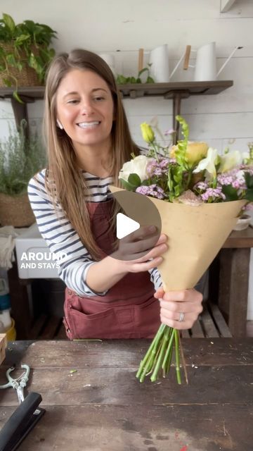 Butcher Paper Flower Wrap, Bouquets Of Flowers Paper, How To Make Flower Arrangements Diy, Paper Wrapping Bouquet, How To Wrap Fresh Flowers Bouquets, Butcher Paper Bouquet, How To Wrap Small Flower Bouquet, How To Wrap A Floral Bouquet In Paper, Simple Bouquet Arrangement