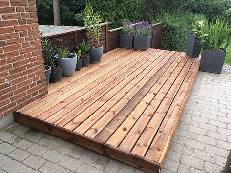 Small cedar wood deck Freestanding Deck, Deck Stain Colors, Building A Floating Deck, Deck Landscaping, Platform Deck, Cedar Deck, Floating Deck, Staining Deck, Landscaping With Large Rocks