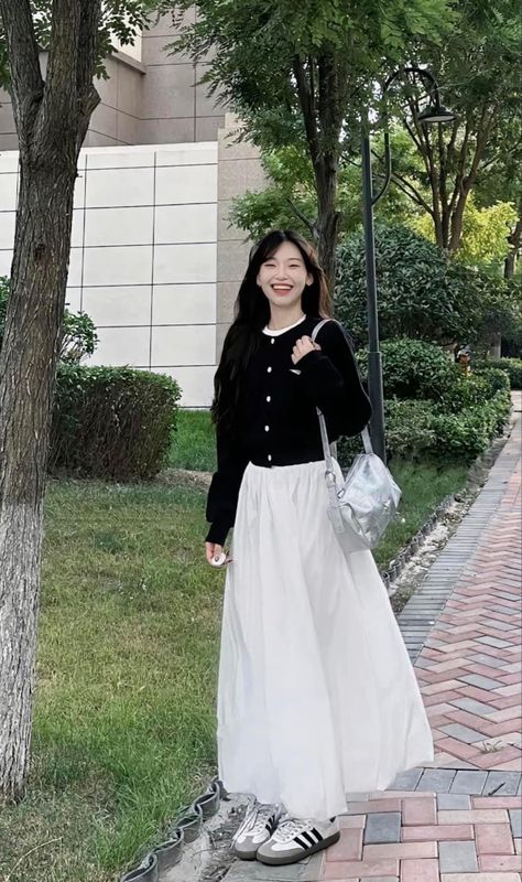 White Skirt Korean Outfit, Japanese Outfits Skirt, White Long Skirt Outfit Korean, Maxi Skirt Outfit Japanese, Outfit With White Skirt Long, Cardigan With Long Skirt, Long Skirt With Cardigan Outfit, Korean Style Skirt Long, Japanese Formal Outfit