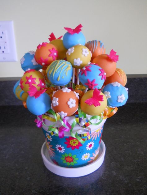 Love this idea for a little girls birthday :) Instead of flower centerpieces - cakepop flower bouquets! Fab idea for garden theme party Cake Pop Bouquet, Decoration Buffet, Pop Cupcakes, Cupcakes Decorados, Cookie Pops, Cake Balls, Cake Pop, Cakepops, Creative Cakes