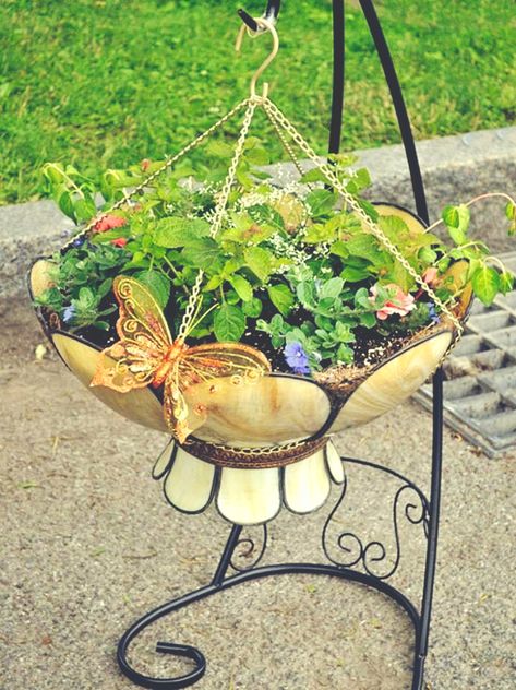 Upcycle a Tiffany style lamp shade into a hanging planter Hantverk Diy, Garden Door, Fairy Village, Meteor Garden 2018, Glass Garden Art, Garden Containers, Design Outdoor, Unique Gardens, Glass Garden