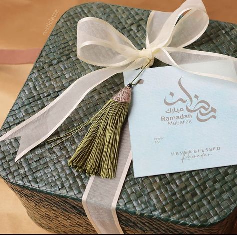 Lebaran Hampers Gift Ideas, Raya Hamper Gift Ideas, Eid Mubarak Hampers Ideas, Raya Gift Box Ideas, Kartu Ucapan Hampers Lebaran, Box Hampers Idea, Box Hampers Ideas Idul Fitri, Ramadhan Hampers Idea, Hampers Box Ideas