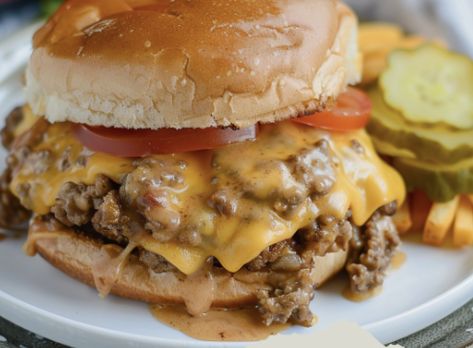 Crockpot Cheeseburgers Crockpot Cheeseburgers, Hamburger Crockpot Recipes, Easy Cooking Ideas, Crock Pot Dips, Sandwhich Recipes, Steak Dishes, Cheeseburger Recipe, Velveeta Cheese, Hot Sandwich