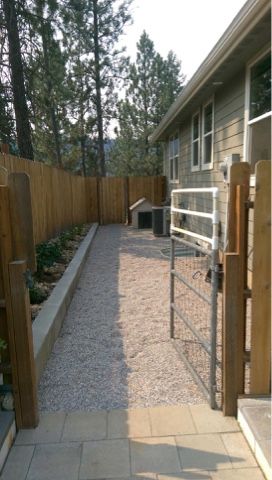 We finally finished the dog run on the side of our house.  We are thrilled with the way this project turned out and so happy to have one mor... Yard Dog Area, Dog Run Side Yard, Outdoor Dog Area, Diy Dog Run, Backyard Dog Area, Dog Potty Area, Dog Friendly Backyard, Dog Backyard, Dog Pens