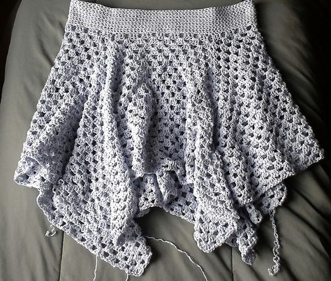 #Crochet granny skirt free pattern by High Strung Designs Crocheted Skirt, Squared Clothes, Skirt Pattern Free, Crochet Skirt Pattern, Crochet Bottoms, Irish Crochet Dress, Crochet Skirts, Granny Square Crochet Pattern, Crochet Skirt