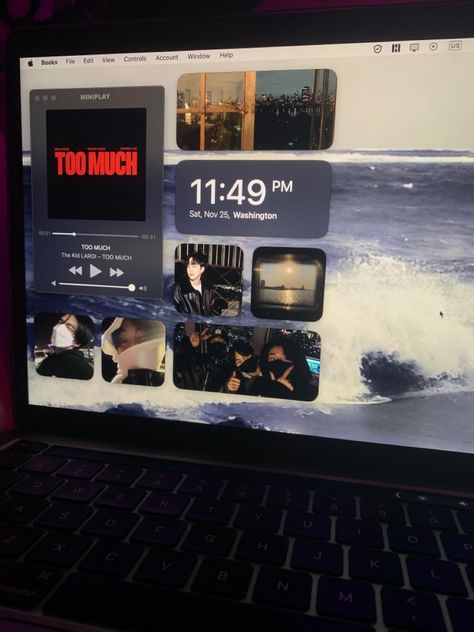 laptop layout widgets How To Decorate Macbook Desktop, Laptop Wallpaper With Widgets, Aesthetic Laptop Layout, Laptop Widget Ideas, Mac Homescreen Aesthetic, Windows Laptop Aesthetic, Mac Desktop Organization, Laptop Layout Aesthetic, Widgets Macbook