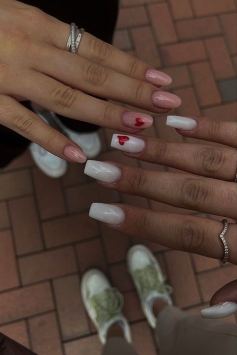 Matching Nails With Cousin, Matching Nails Sisters, Heart Matching Nails, Nails To Do With Your Bestie, Simple Matching Nails With Best Friend, Simple Matching Nails, Summer Matching Nails, Nails Twins, Bff Nails Designs Best Friends