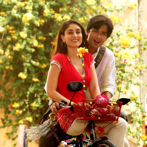 Jab We Met, Vintage Bollywood Aesthetic, 90s Bollywood Aesthetic, Bollywood Theme, Bollywood Images, Desi Love, Bollywood Posters, Retro Bollywood, 90s Bollywood