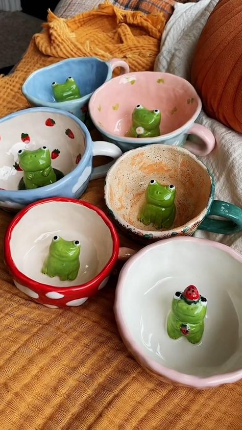 Frog Pottery Ideas, Frog Ceramics Pottery, Frog Mug Pottery, Ceramic Frog Mug, Ceramic Frogs Pottery, Frog Pottery Painting, Ceramics Frog, Cool Ceramics Projects, Clay Designs Ideas