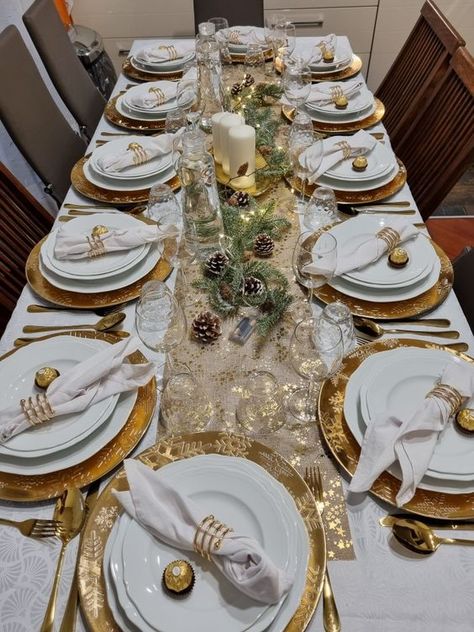 Christmas Table Settings White And Gold, Fancy Christmas Dinner Table, Christmas Table Decorations 2023, Fancy Christmas Table Setting, Table Nouvel An Decoration, Diner Table Decoration, White And Gold Christmas Table, Elegant Dinner Table Setting, New Year Table Setting Ideas