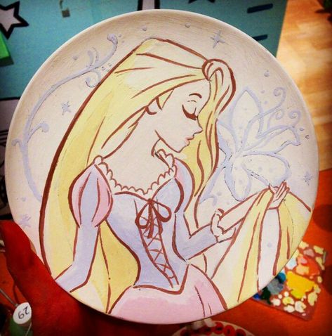 Painting pottery idea (disney) Disney Pottery, Pottery Idea, Disney Plates, Pottery Cafe, Ceramic Cafe, Painting Pottery, Disney Paintings, Pottery Store, Images Disney