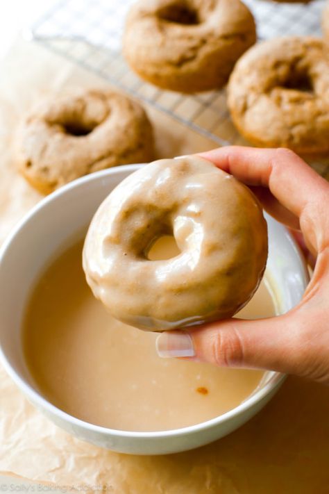 Maple Donuts Recipe, Donut Glaze Recipes, Mini Donut Recipes, Maple Donuts, Pumpkin Brownies, Homemade Donuts Recipe, Cake Donut, Baked Doughnuts, Baked Donut Recipes