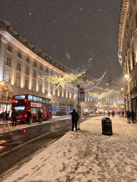 London Dream Life, London Life Aesthetic Winter, England Winter Aesthetic, London Christmas Aesthetic, Uk Snow, Winter Uk, Winter London, Uk Winter, Christmas In London