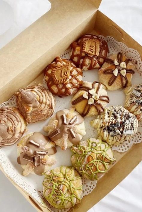 Diferentes Recetas de Pan de Muerto Mexican Sweets, Mexican Treats, Mexican Sweet Breads, Baking Measurements, Dessert Presentation, Baking Packaging, Sweet Buns, Deli Food, Mexican Dessert