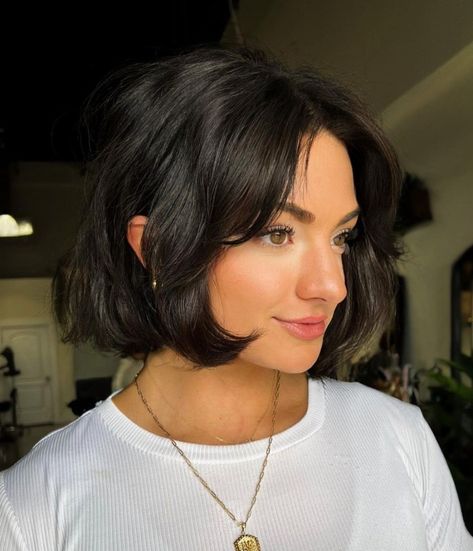 Kort Bob, French Bob, Bob Hairstyles For Thick, Chin Length Hair, Bob Haircut With Bangs, Short Hairstyles For Thick Hair, Mom Hairstyles, Short Bob Haircuts, Penteado Cabelo Curto