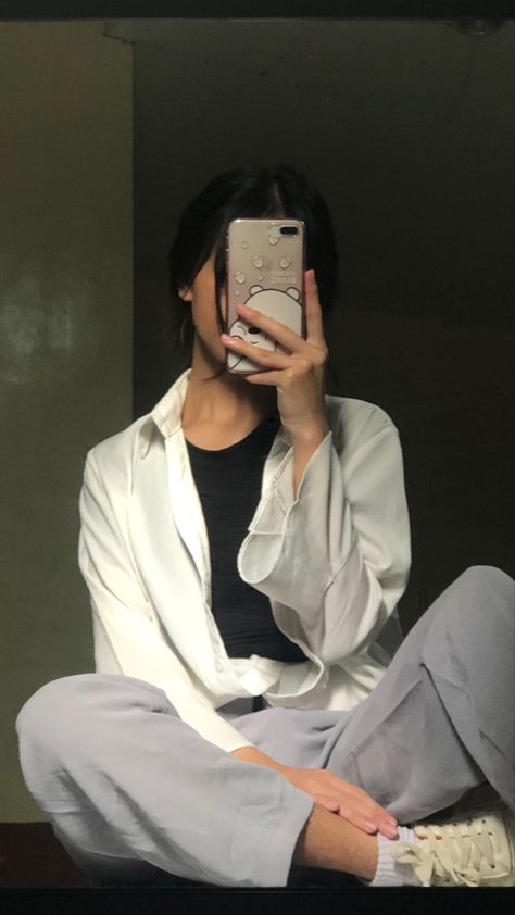 Sitting Mirror Selfie, Aesthetic Fit Check, Mirror Selfie Aesthetic, Middle Hair, Selfie Tips, Aesthetic Fit, Selfie Aesthetic, Instagram Profile Picture Ideas, Best Selfies