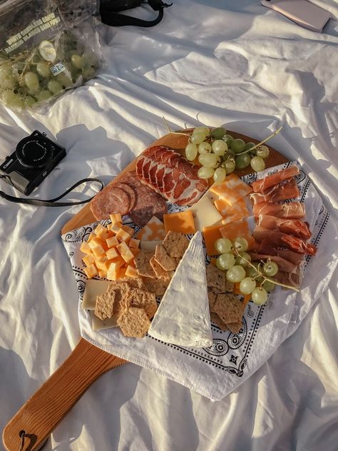 Sunset Beach Picnic Friends, Charcuterie Board For The Beach, Sunset Charcuterie Board, Picnic Wine Aesthetic, Food Boards Aesthetic, Wine And Charcuterie Aesthetic, Charcuterie Board Aesthetic Picnic, Aesthetic Charcuterie Board Ideas, Charcuterie Board Beach Picnic