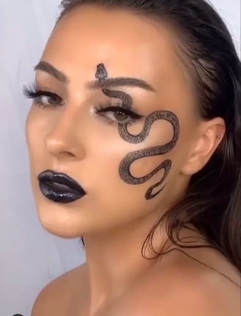 Snake Rhinestone Makeup, Snake Eye Makeup Look, Snake Eyeliner Makeup, Snake Makeup Look Easy, Snake Inspired Makeup, Snake Makeup Halloween, Snake Makeup Eye, Reputation Eye Makeup, Snake Halloween Makeup