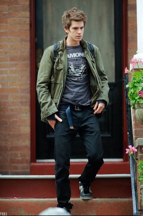 Cool Nerd Outfits Men, Gamer Guy Outfit, Peter Parker Fits, Nerd Clothes Men, Nerdy Mens Fashion, 2010s Fashion Men, Nerd Outfits Men, Peter Parker Style, Andrew Garfield Outfit