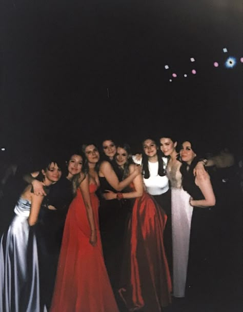 Prom Night Aesthetic Friends, Prom Ig Pics, Prom Night Photos, Prom Aestethic, Prom Night Photoshoot, Prom Aesthetic Pics, Prom Film Pictures, Prom Friends Aesthetic, Prom Pics Aesthetic Friends