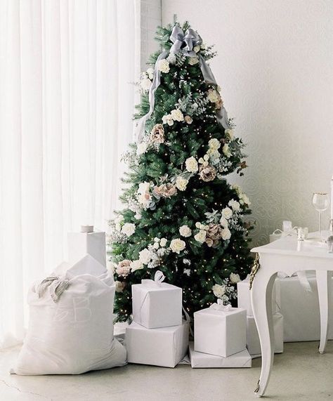 Christmas Tree Flowers, Scandinavian Christmas Trees, Floral Christmas Tree, Christmas Tree Decorating Ideas, Christmas Tree Inspo, Tree Decorating Ideas, Christmas Tree Decorating, Artificial Christmas Garland, Minimalist Christmas Tree