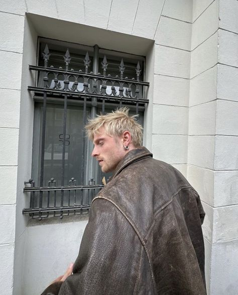 Nyc Mens Fashion, Bleached Hair Men, Short Punk Hair, Men Blonde Hair, Bleach Blonde Hair, Summer Europe, Street Clothes, Artists And Models, Trendy Streetwear