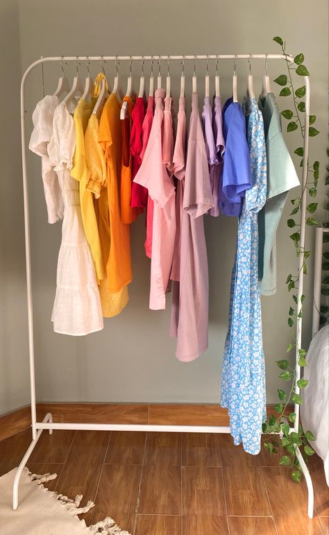 Aesthetic Hanger Clothes, Cute Clothes Hangers, Cute Hangers Clothes, Clothes Hanger Storage Ideas, Cute Clothes Rack, Bedroom Aestethic, Clothes Hanger Ideas, Clothing Hanger Rack, Diy Clothes Hanger Storage