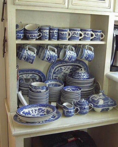 Blue Willow Dishes, Blue Willow China, Blue Dishes, Blue White Decor, Kitchen Paper, Willow Pattern, Paper Tree, White Dishes, White Pottery