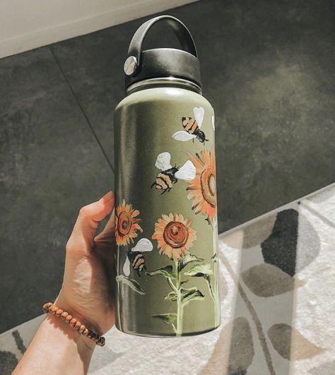 Aesthetic Painting on hydroflask water bottle with acrylic colors. Idea for VSCO with flowers and nature elements Hydro Painting, Flask Art, Custom Hydro Flask, Water Bottle Art, Hydro Flask Bottle, Hydro Flask Water Bottle, Trendy Water Bottles, Cute Water Bottles, Water Bottle Design