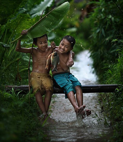 남성 근육, Pure Happiness, People Of The World, 인물 사진, Happy People, In The Rain, People Around The World, Children Photography, Beautiful World