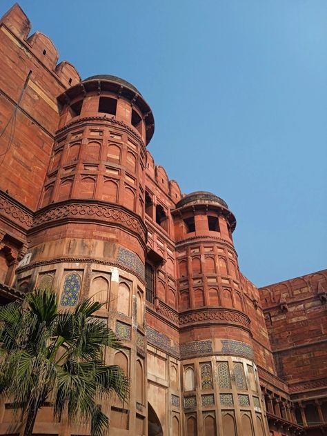 Agra Aesthetic Photos, Agra Fort Aesthetic, Agra Aesthetics, Agra Fort Photography, Agra Aesthetic, Delhi Photoshoot, Travel Template, Solo Trips, South Asian Aesthetic