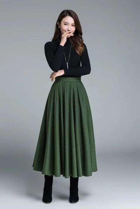 Pear Body Shape Celebrities And How To Elevate Your Style Classy Skirt Outfits, Maxi Skirt Winter, Rok Outfit, Skirt Winter, Classy Skirts, Mode Retro, Skirt Diy, Haine Diy, Maxi Rok