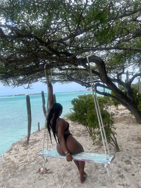 Photographed: Mackenzie Tyra Clark in Aruba Beach Black Women, Aruba Aesthetics, Girly Vacation, Vacay Aesthetic, Aruba Vacation, Peaceful Vibes, Vacay Vibes, Birthday Trip, Vacation Mood