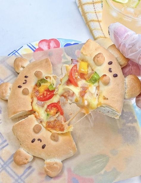 neko 🗡️ ToTK VTUBER on Twitter: "bear 🐻 pizza 🍕? https://t.co/FZS6enWQ0b" / Twitter Bear Pizza, Pizza Catering, Cute Pizza, Geek Food, Salty Foods, Kawaii Food, Japan Food, Food Videos Desserts, Food Decoration