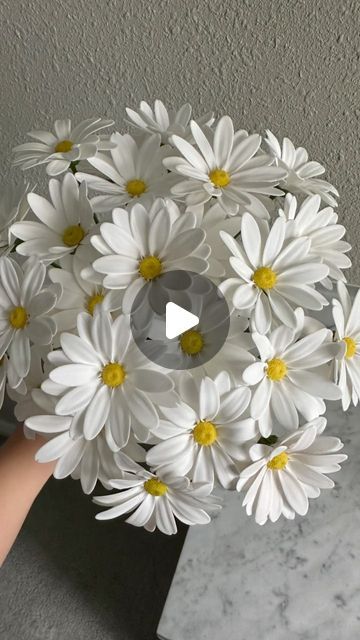 Daisy Fondant Flowers, How To Make Clay Flowers Tutorials, Clay Daisy Flower, Flower Clay Art, Fondant Daisies, Fondant Flower Tutorial, Peacock Embroidery Designs, Fondant Flower Cake, Peacock Embroidery