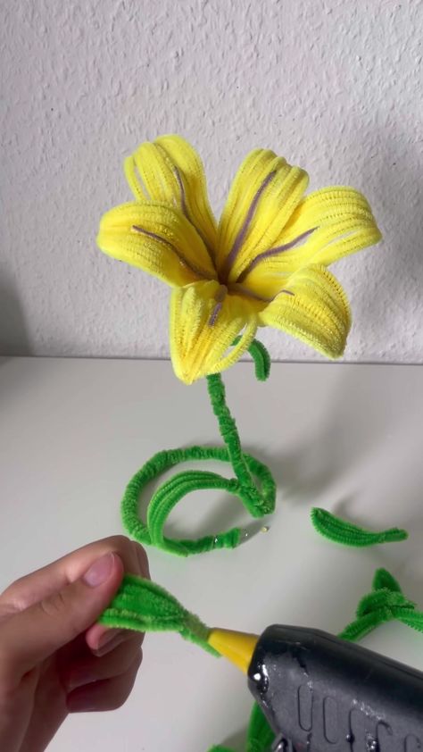 Tangled Flower Pipe Cleaner, Rapunzel Flower Diy, Flower From Rapunzel, Tangled Prom, Rapunzel Flower, Tangled Flower, Pipe Cleaner Crafts, Flower Lamp, Wire Flowers