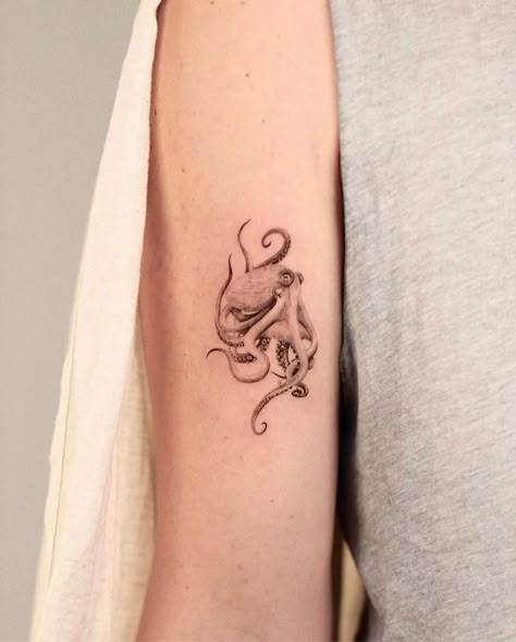 Fine Line Octopus Tattoo, Jj Tattoo, Cute Octopus Tattoo, Octopus Tattoo Ideas, Small Octopus Tattoo, Tattoo Octopus, Squid Tattoo, Crane Tattoo, Side Neck Tattoo