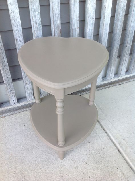 Heart shaped side table painted in French Linen! Heart Shaped Side Table, Heart Side Table, Heart Shaped Table, Side Table Painted, Decoupage Decor, Diy Heart, Annie Sloan Chalk Paint, Painted Table, French Linen