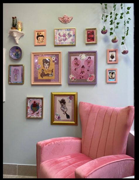 Cute Tattoo Studio Interior, Cute Tattoo Station, Cute Tattoo Parlor, Cute Tattoo Shop Interior, Girly Tattoo Shop Decor, Tattoo Shop Aesthetic Pink, Feminine Tattoo Studio, Tattoo Studio Aesthetic Pink, Tattoo Home Studio