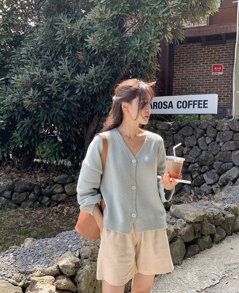 Facial Day Outfit, Comfy Minimalist, Formal Streetwear, Grunge Tops, Korean Outfit Street Styles, Style Korea, Skirt Shorts, Dress Sweater, Clothes Aesthetic