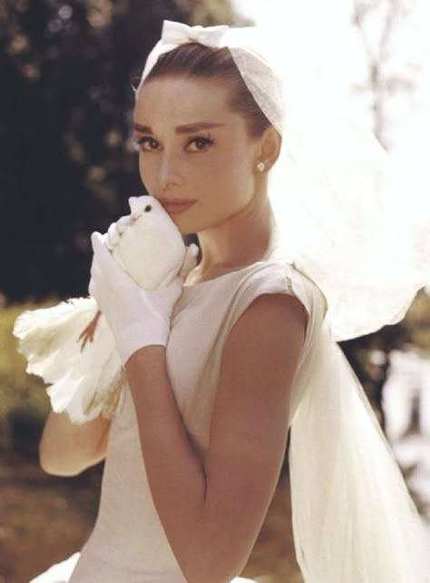 Audrey Hepburn en robe de mariée - La Fiancée du Panda blog Mariage & Lifestyle Fifties Wedding Dress, Audrey Hepburn Wedding, Audrey Hepburn Dress, Aubrey Hepburn, Audrey Hepburn Photos, Celebrity Bride, Jean Shrimpton, Custom Stationary, Robes Vintage