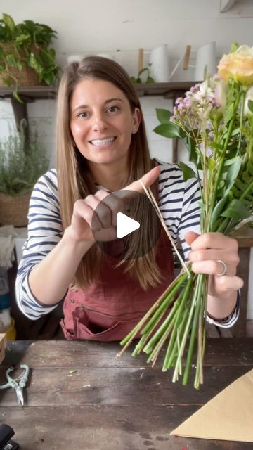 Katy King 🌸 Flower Farmer on Instagram: "The rubber band “hack”. The quickest and easiest way to secure your bouquet. 💐   #flowerlover #bouquet #freshflowers #flowerfarmer #farmerflorist #diy #flowertips" Floral Bouquets Diy, Throw Bouquet Ideas, Flower Bouquet Diy Floral Arrangements, Diy Flower Bouquet Wedding, Diy Flower Bouquet Wrapping, How To Build A Bouquet, How To Make A Bouquet Of Flowers, How To Make A Bouquet, Diy Bouquet Holder