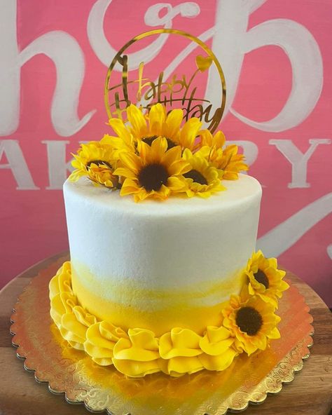 Sunflower Birthday Cakes, Cake Bday, Sunflower Birthday, Party Theme Decorations, Birthday Party Theme Decorations, Theme Party Decorations, Birthday Cakes, Birthday Party Themes, Cake Ideas