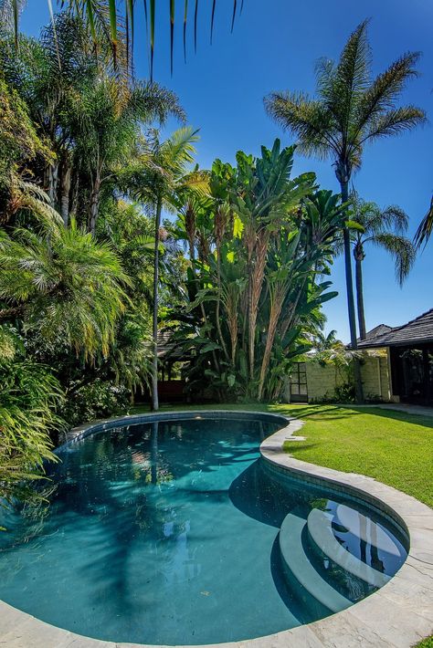 CHERYL TIEGS' BALINESE STYLE HOME Balinese Pool Design, Piscinas Aesthetic, Balinese Style Home, Ideas De Piscina, House With Swimming Pool, Luxury Pools Backyard, Swimming Pool Pond, Swimming Pool Garden, Cheryl Tiegs