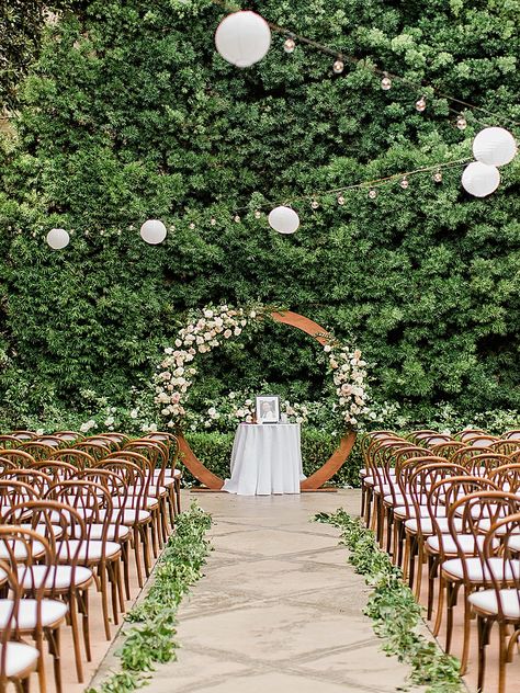 Rustic Garden Wedding Ceremony, Civil Garden Wedding, Garden Wedding Simple Ideas, Garden Civil Wedding, Civil Wedding Venue Ideas, Spring Wedding Alter, Minimalist Garden Wedding Ceremony, Rustic Garden Wedding Ideas, Garden Wedding Ceremony Decor