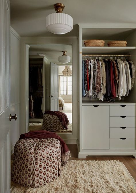 37 Walk-In Closet Ideas to Optimize Your Storage Space Room As A Closet, Bedroom Makeover Ideas, Smart Closet, Deco House, Walking Closet, Dorm Inspo, Open Closet, Inspiring Interiors, Bedroom Design Ideas