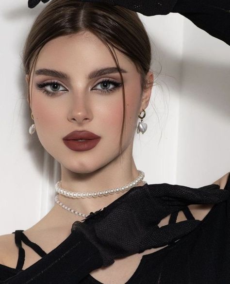 Sanggul Cepol, Bold Lip Makeup, Membentuk Alis, Round Face Makeup, Glam Wedding Makeup, Celebrity Makeup Looks, Formal Makeup, Red Lip Makeup, Glam Makeup Look