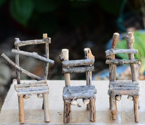 how to: twig chairs Fairy Furniture, Tre Kunst, Fairy Tree Houses, Fairy Garden Furniture, Fairy House Diy, Fairy Garden Crafts, Fairy Home, Fairy Garden Designs, Faeries Gardens